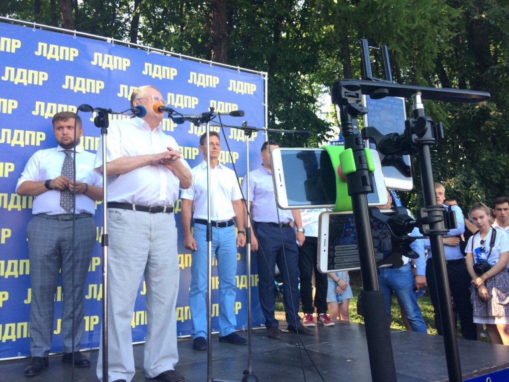 Жириновский на митинге.jpg