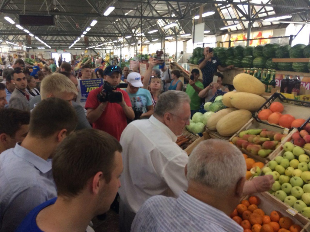 Жириновский на рынке.jpg