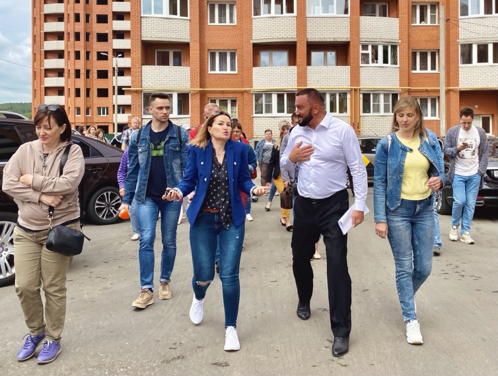 Герман Елянюшкин на собрании с дольщиками.jpg Герман Елянюшкин на собрании с дольщиками.jpg