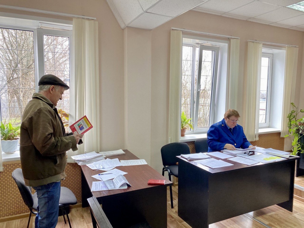 Олег Алакпаров читает УПК Олег Алакпаров читает УПК.jpg
