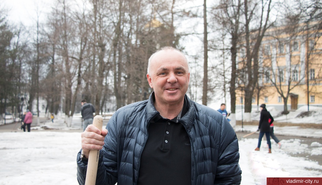 Шохин с метлой.jpg Шохин с метлой.jpg