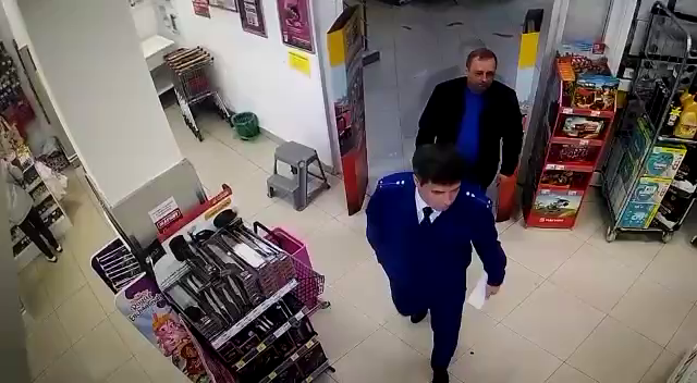 Скриншот-2 видеозаписи из торгового центра в Киржаче, с человеком, похожим на Андрея Голованова