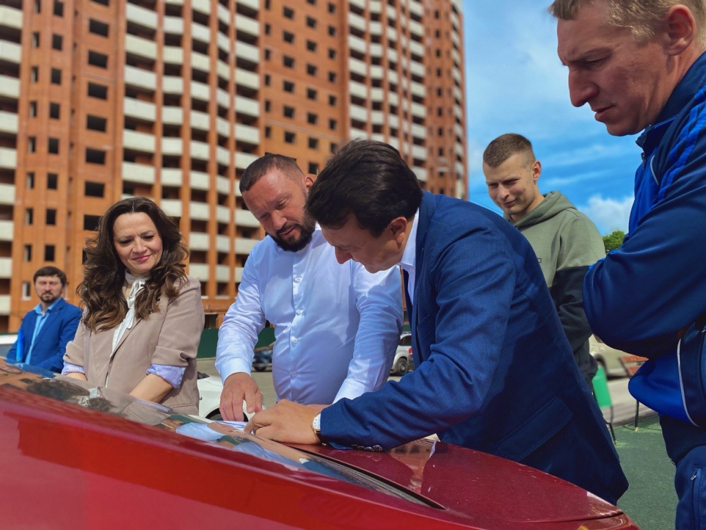 Антон Сидорко и Герман Елянюшкин на встрече с дольщиками Антон Сидорко и Герман Елянюшкин на встрече с дольщиками