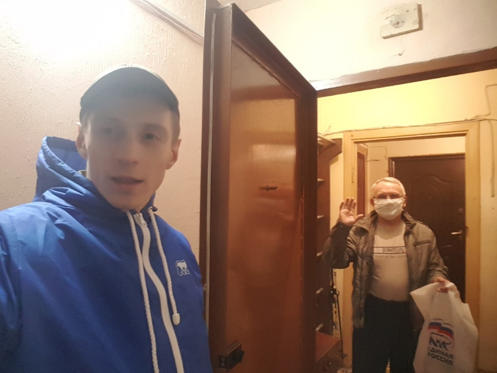 Фото с личной страницы единоросского «волонтёра» Артёма Спесивцева.