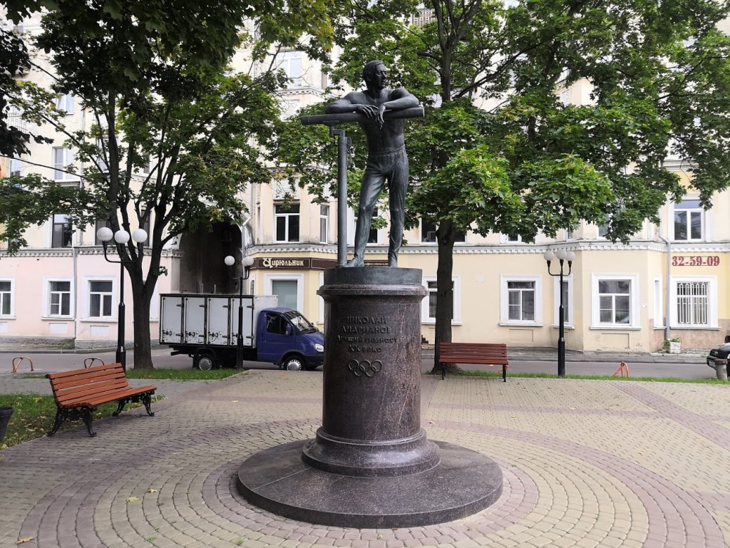 Владимир, памятник Николаю Андрианову в сквере его имени, фото - topgid.net