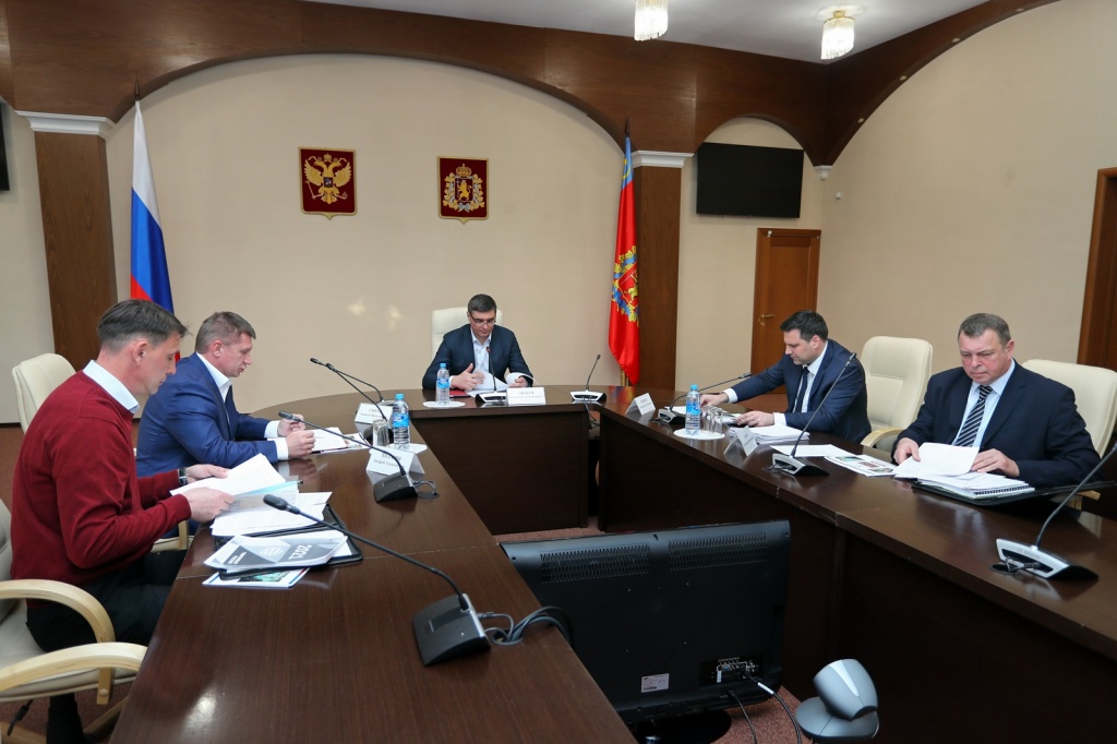Авдеев, Рычков, Разов, Сипач. Совещание о развитии пляжного волейбола, май-2022. Фото — пресс-службы администрации области.