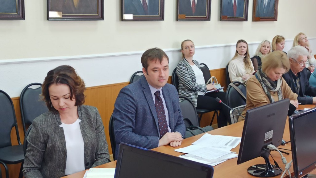 Осипов Артём, директор Облздрава, на комиссии Общественной палаты, 25 мая 2022, фото - chesnok.media