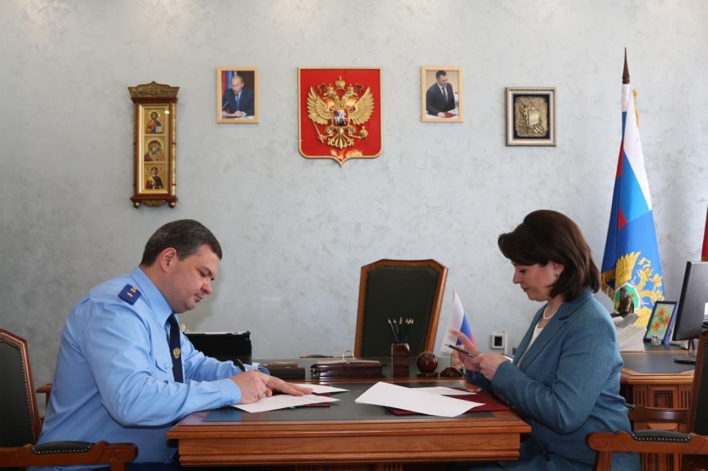 Людмила Романова подписала соглашение о сотрудничестве с прокуратрурой, фото - пресс-службы Облпрокуратуры