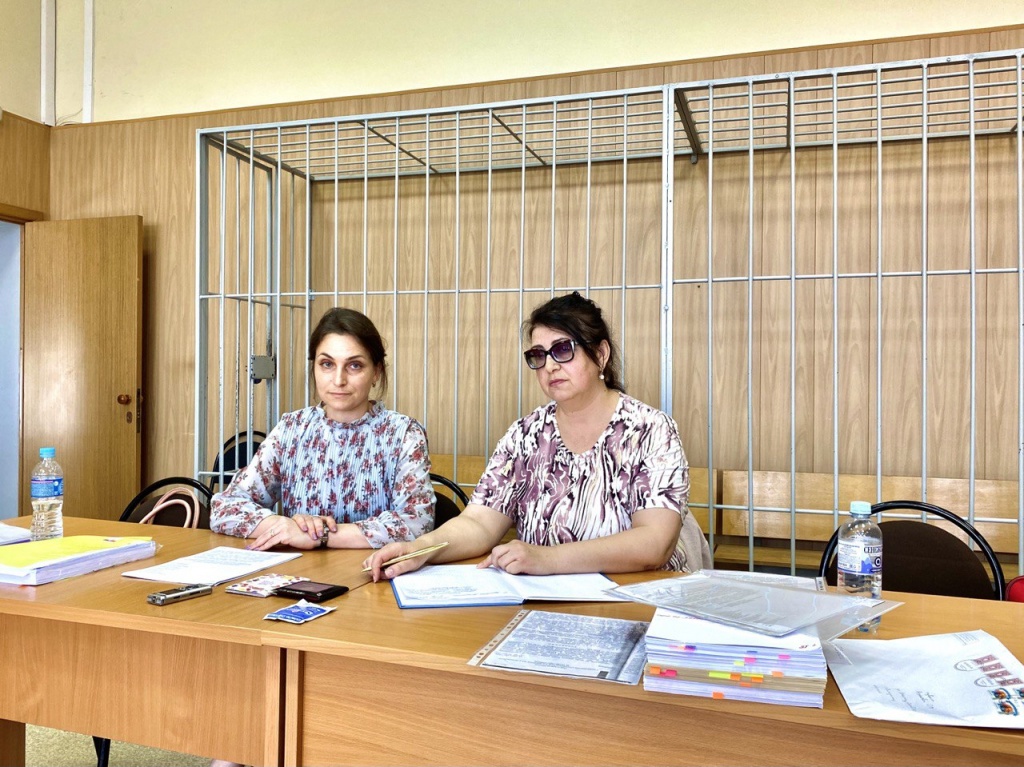 Нелли Зиновьева и её адвокат Елена Кулакова.jpg