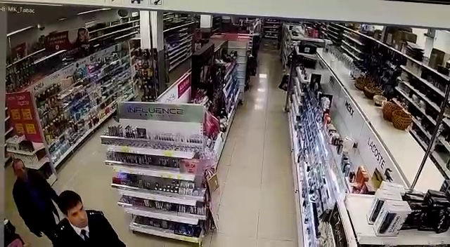 Скриншот-1 видеозаписи из торгового центра в Киржаче, с человеком, похожим на Андрея Голованова