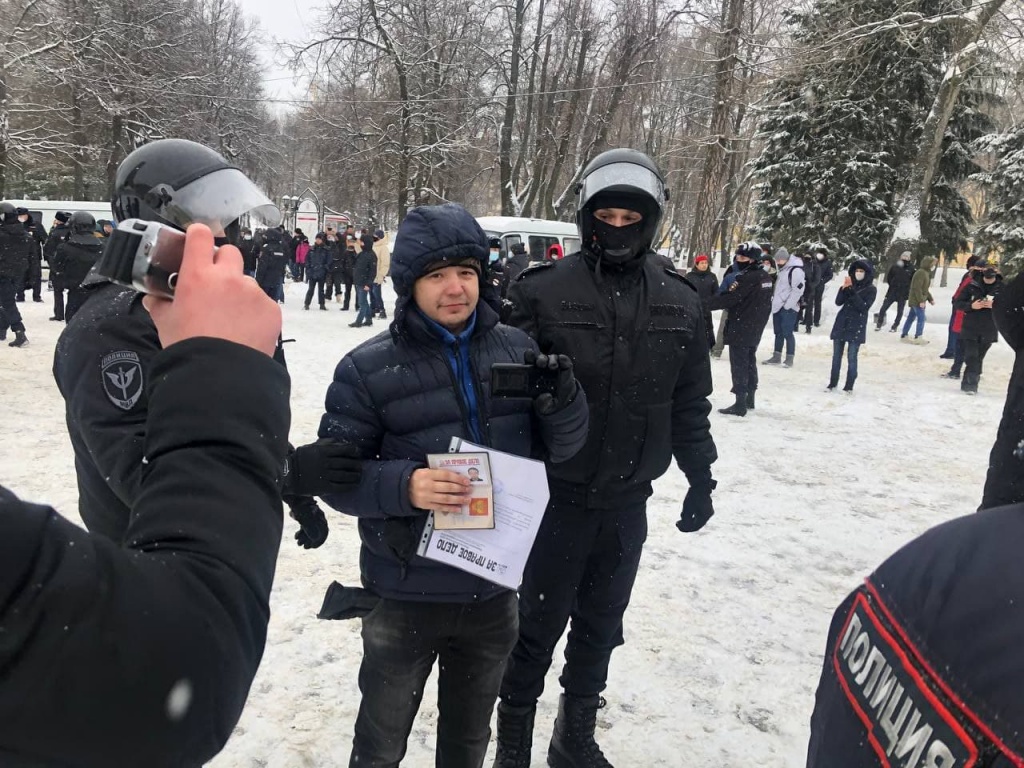 Ростовцев Иван, проверка документов на митинге в январе 2021 года, фото - с личной страницы журналиста