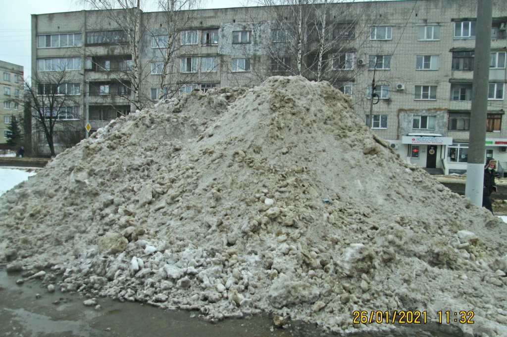 Складирование снега на территории, прилегающей к музколледжу.JPG