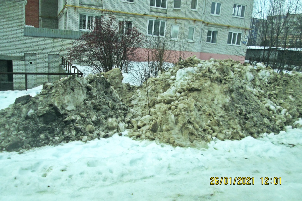 Снег, смешанный с грязью и реагентами, складирован на газоне, ул. Н. Дуброва 32.JPG